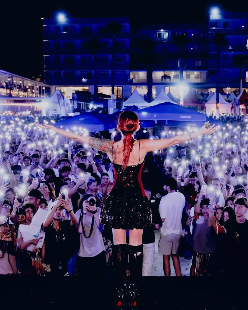 Ünlü şarkıcı Melek Mosso sahnede kafa üstü düştü! "Dua istedi"... - Resim: 3