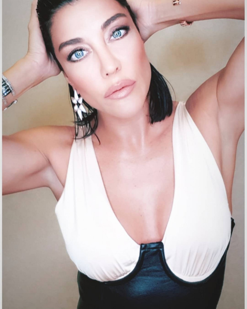 Deniz Akkaya yeni görüntüsü ile şaşırttı - Resim: 4