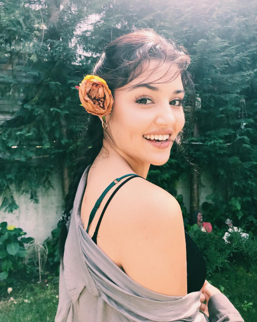 Hande Erçel paylaştığı fotoğrafla yüz binlerce beğeni aldı - Resim: 4