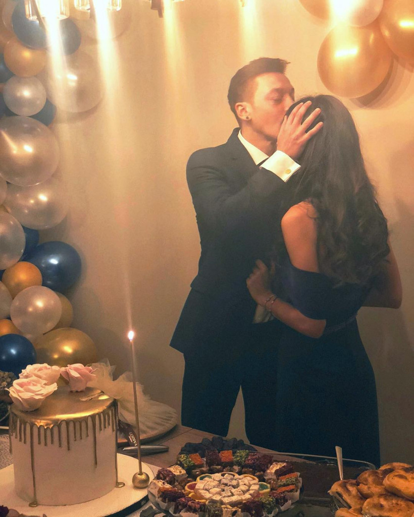 Mesut Özil ve Amine Gülşe nişanlandı - Resim: 1