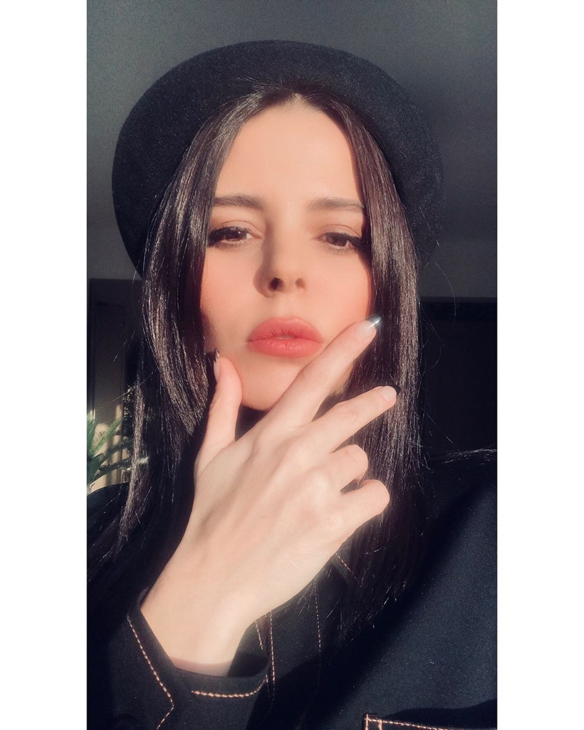 Seksi şarkıcı Simge, üstsüz sahneli klibiyle olay oldu - Resim: 2