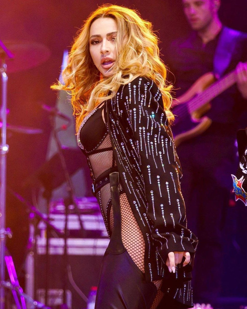 Hadise 'Adriana Lima'yı taklit etmedim' diyerek açıklama yaptı! Kendi tasarımı değilmiş - Resim: 3