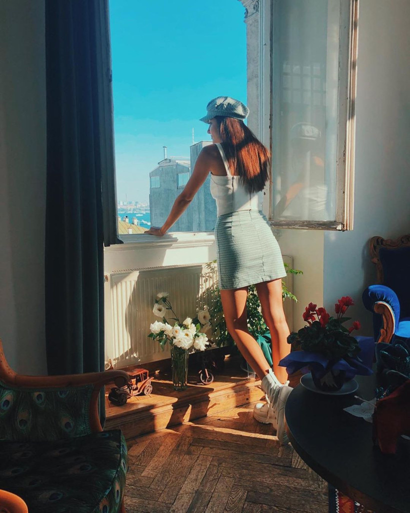 Azize dizisinin yıldızı Hande Erçel'in mini etekli pozu takipçilerini mest etti - Resim: 3