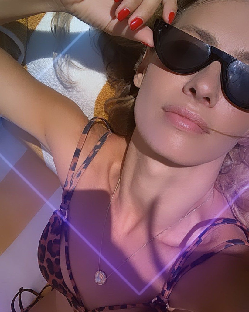 Tuba Ünsal'ın balkondaki göğüs dekolteli pozu olay oldu! Nefesleri kesti - Resim: 4