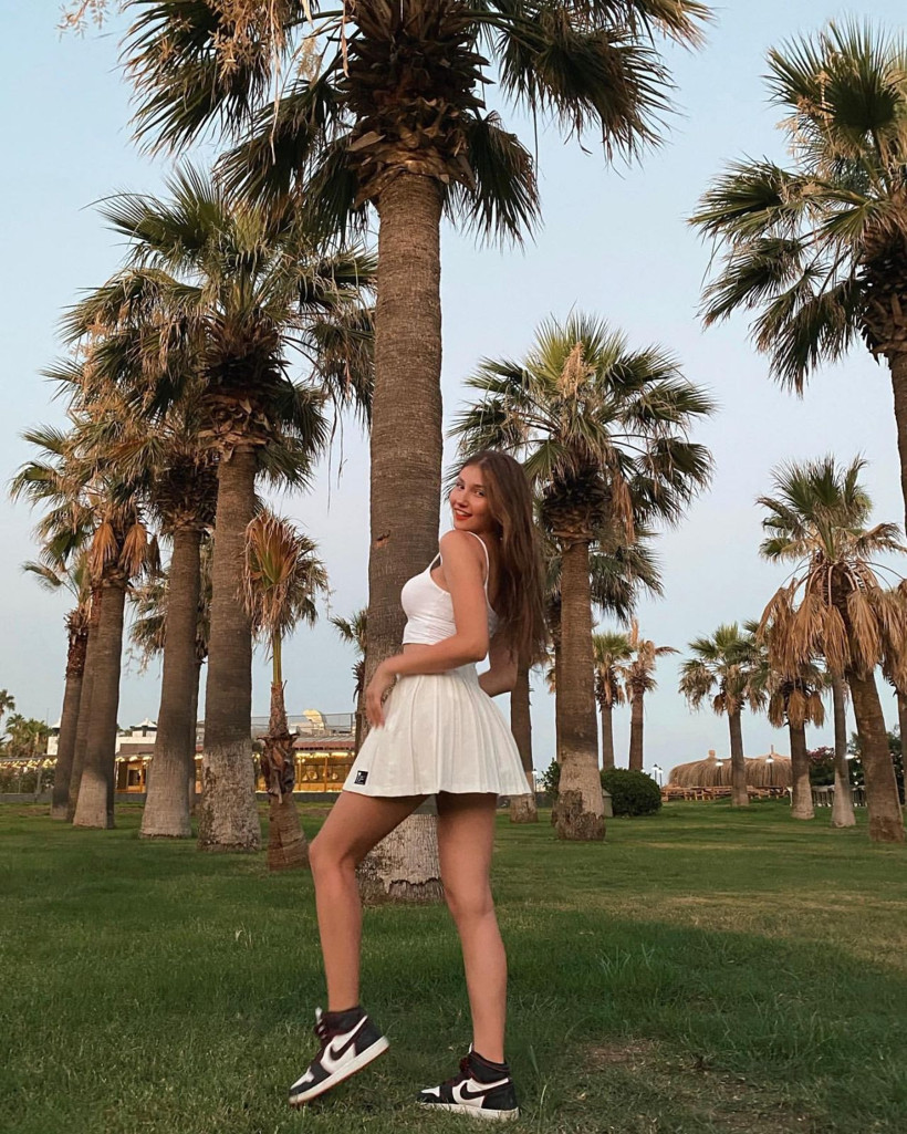 İlayda Akdoğan turuncu bikinisiyle nefesleri kesti! Fiziğiyle görenleri büyüledi - Resim: 1