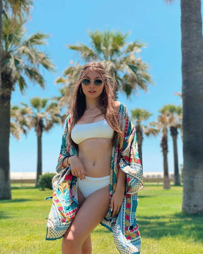 İlayda Akdoğan turuncu bikinisiyle nefesleri kesti! Fiziğiyle görenleri büyüledi - Resim: 2