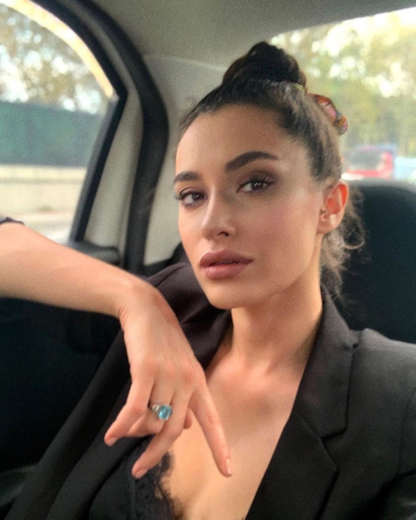 Yüzleşme'nin yıldızı Hande Doğandemir'in göğüs dekoltesiyle salladı - Resim: 1