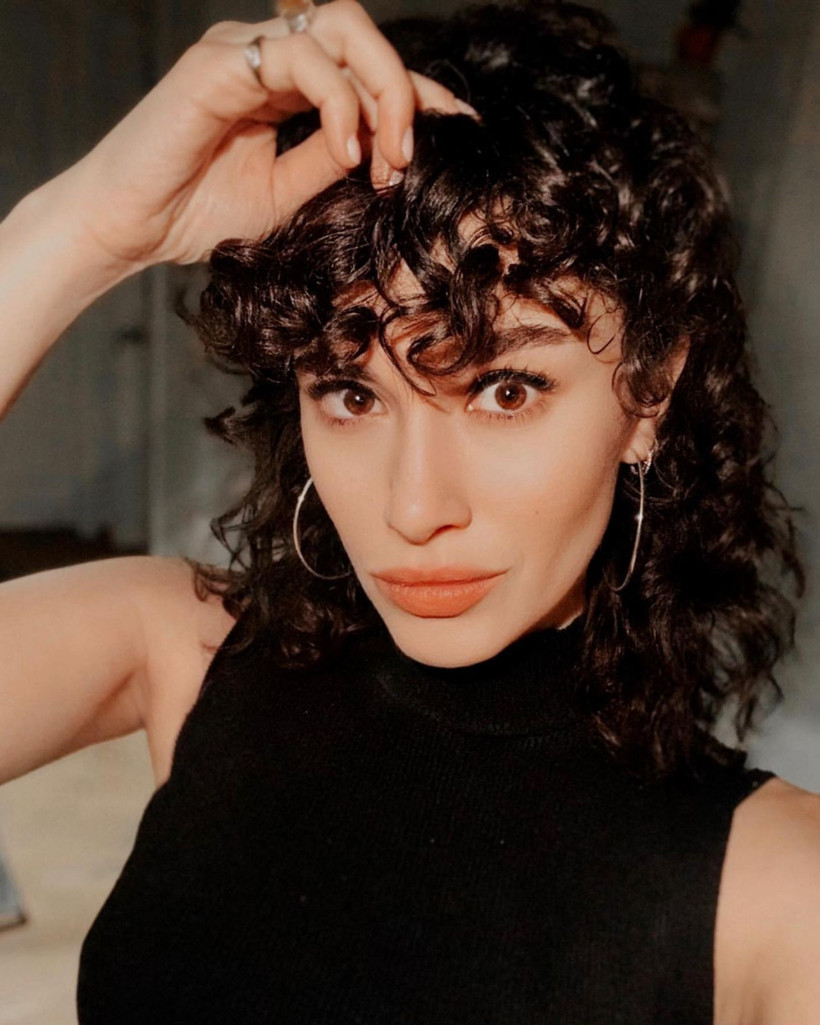 Yüzleşme'nin yıldızı Hande Doğandemir'in göğüs dekoltesiyle salladı - Resim: 3