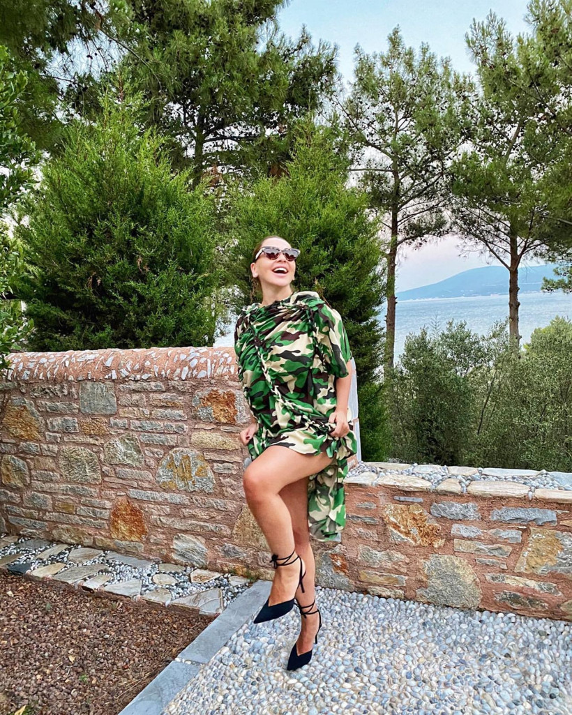 Hadise'nin Küçük Bir Yol klibinde giydiği elbisenin fiyatı 'yok artık' dedirtti - Resim: 4