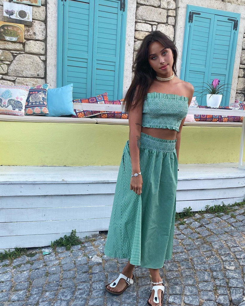 Hamdi Alkan'ın kızı Zeynep Alkan derin dekolteli iddialı pozları görenleri büyüledi - Resim: 2