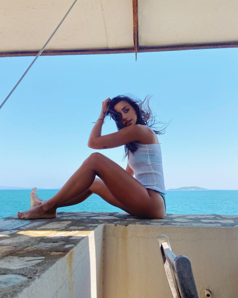 Hamdi Alkan'ın kızı Zeynep Alkan derin dekolteli iddialı pozları görenleri büyüledi - Resim: 3