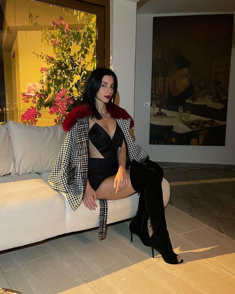 Merve Boluğur'un göğüs dekolteli pozları takipçilerini mest etti! Beğeni rekoru kırdı - Resim: 4