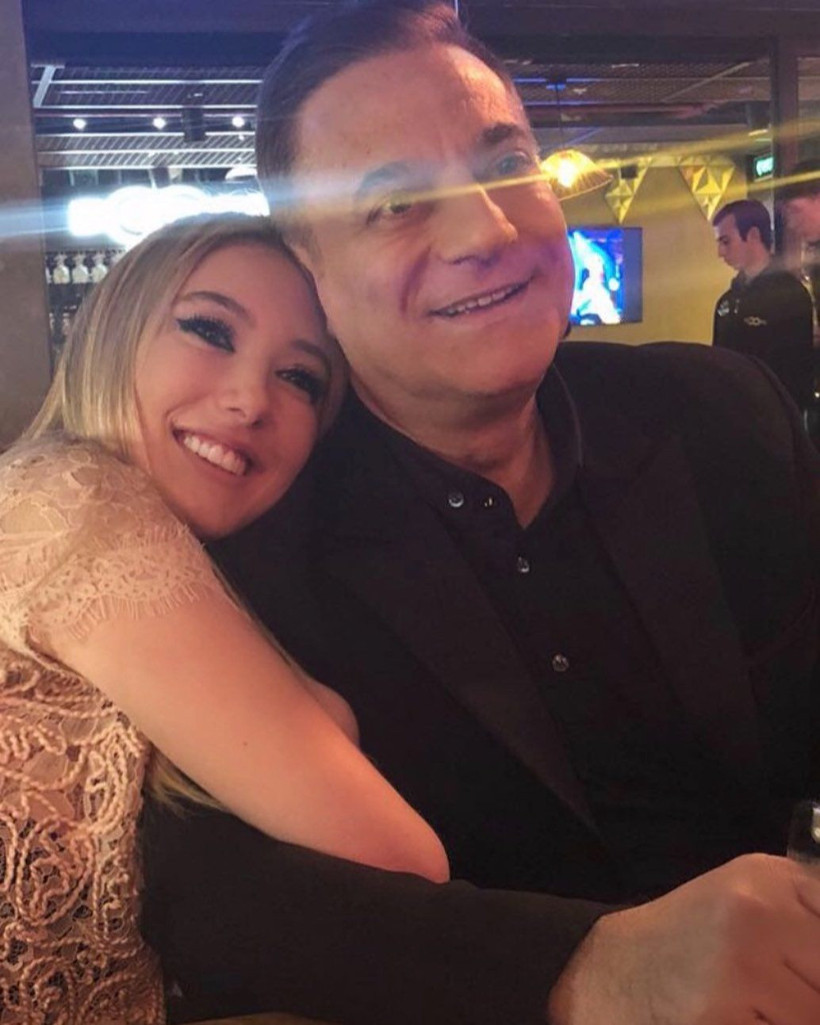 Yasmin Erbil'in yeni cesur pozu olay oldu! Dekoltesini Mehmet Ali Erbil sansürlemişti - Resim: 2