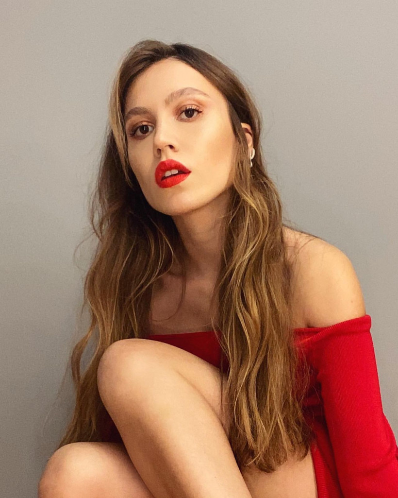 Duygu Özaslan kırmızı süper minisiyle poz verdi! Eğilince takipçilerinden yorum yağdı - Resim: 4