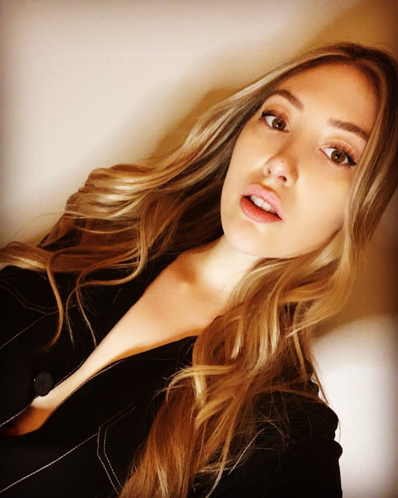 Yasmin Erbil dekolteli pozunu kendi sansürledi! Daha önce Mehmet Ali Erbil de sansürlemişti - Resim: 1