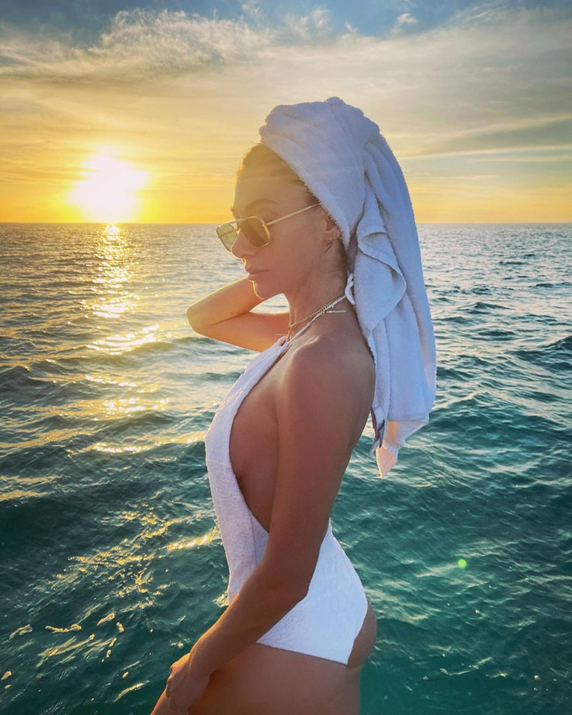 Şeyma Subaşı kırmızı süper minisiyle olay oldu: Arkadan... - Resim: 1