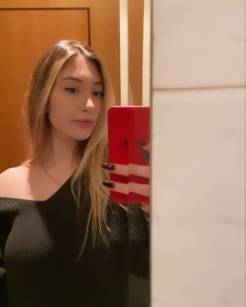 Mehmet Ali Erbil'in kızı Yasmin Erbil cesur pozuyla nefes kesti! Takipçilerini büyüledi - Resim: 1