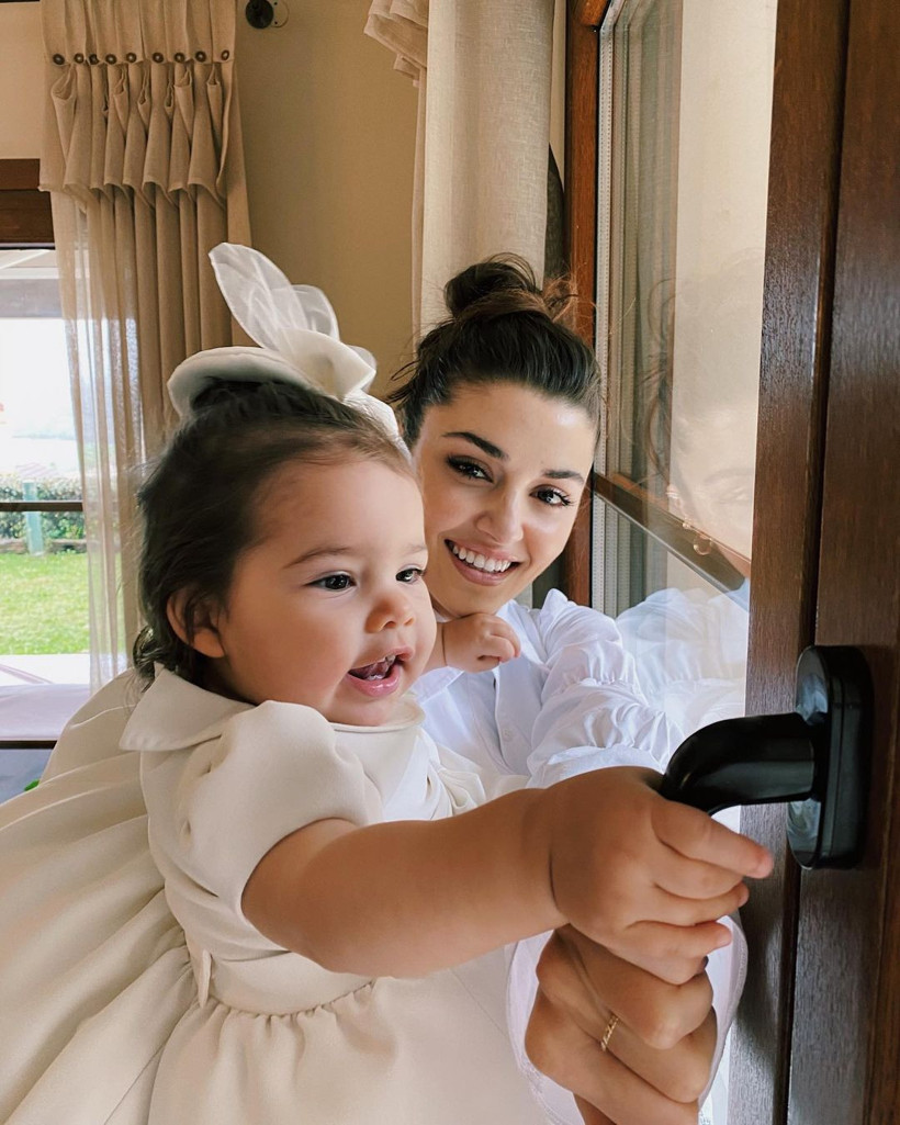 Kar yağdı kendini şortla dışarı attı! Sen Çal Kapımı'nın yıldızı Hande Erçel'den olay pozlar - Resim: 1