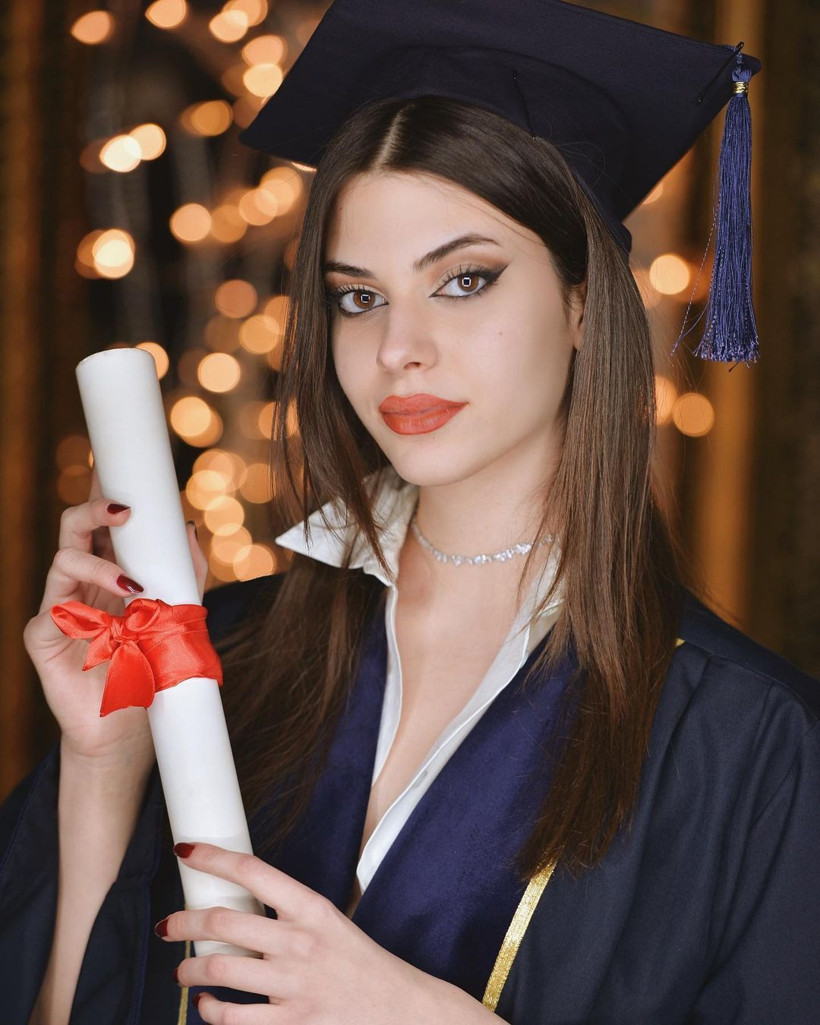 Gömleğin düğmelerini açıp süper minisiyle poz verdi! Defne Samyeli'nin kızı Derin Talu olay oldu - Resim: 3