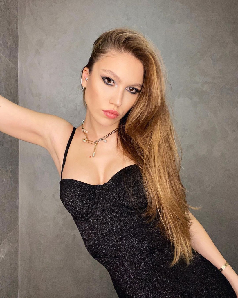 Tanga detayıyla ayna karşısına geçti! Özel hallerini paylaşan Duygu Özaslan olay - Resim: 3