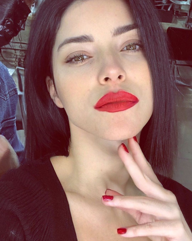 Merve Boluğur dekolteli pozunu paylaştı: Sokağa bu kadar seksi çıkamazsın - Resim: 1