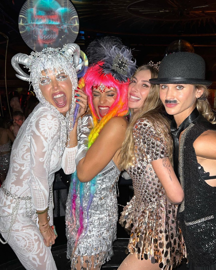 Üstsüz pozuyla nefes kesti! Şeyma Subaşı Şevval Şahin Didem Soydan'ın cesur Cadılar Bayramı pozları... - Resim: 4