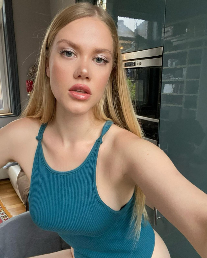 Seksi jartiyerini giyerken paylaştı hemen sildi! Oyunculuğu bırakıp şarkıcılığa soyunan Serel Yereli nefesleri kesti - Resim: 2