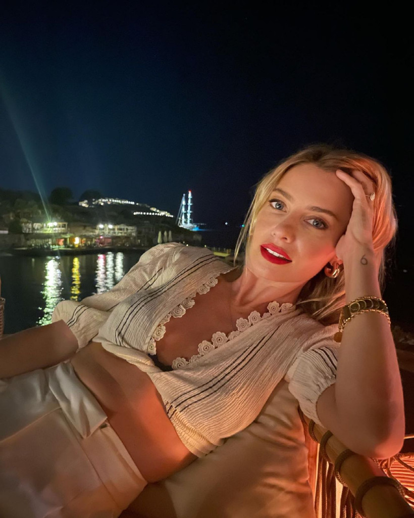 'Babaannem kara çarşaflı bir Müslümandı' diyen Tuba Ünsal namaza başladı! İçkili ortamda... - Resim: 3