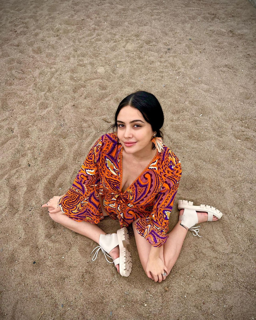 O yorumu görünce küplere bindi! Ece Ronay takipçisine ateş püskürdü: Bacaklarımla... - Resim: 4