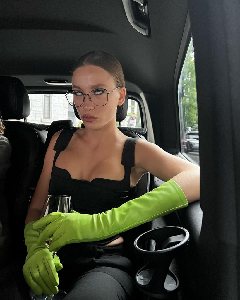 Ofisi bastı, tekmeleyip saldırdı! Sadece tek bir şey istedi: Serenay Sarıkaya'ya takıntılı hayran şoku - Resim: 2