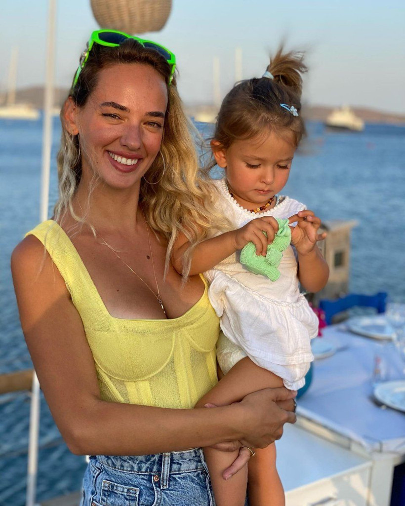 Seda Bakan elbiseye sığamadı kendini ti'ye aldı! Üst bedeninden geçmeyince... - Resim: 3