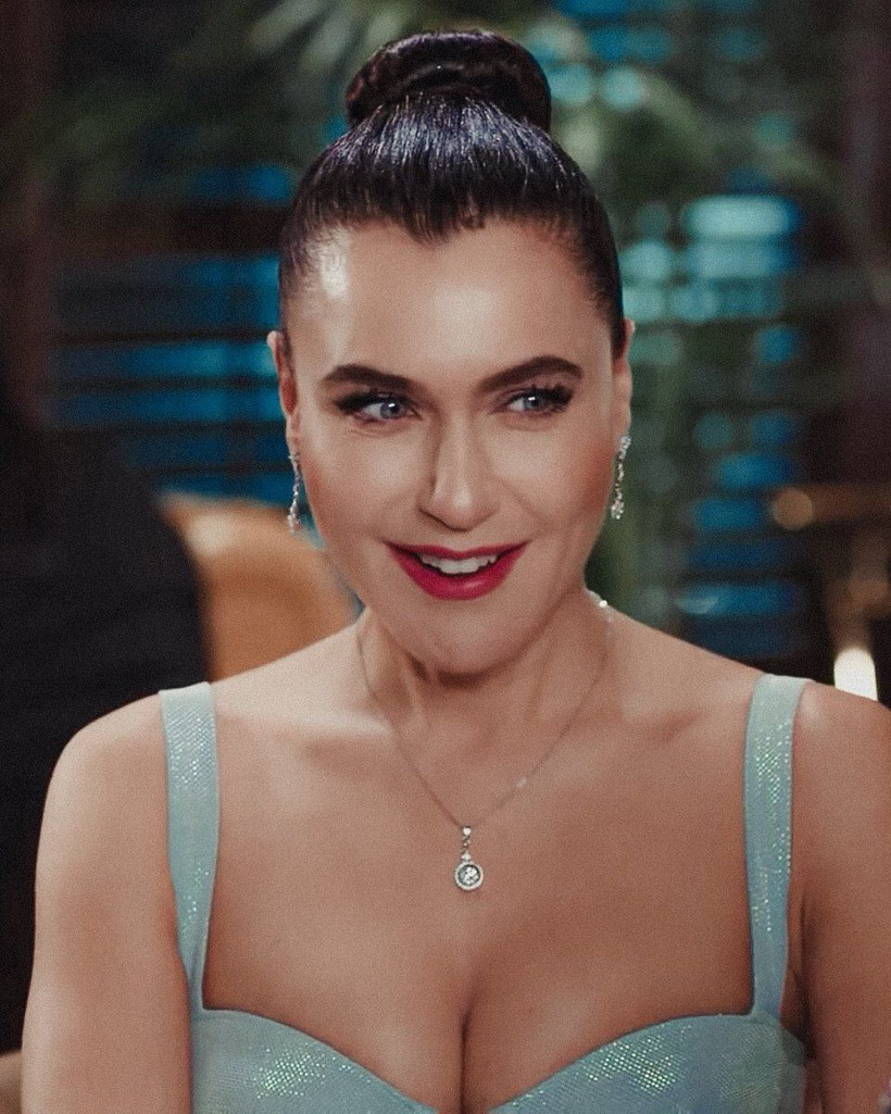 Şevval Sam beyaz elbisesiyle çölde poz verdi takipçilerini kendisine hayran bıraktı! - Resim: 1