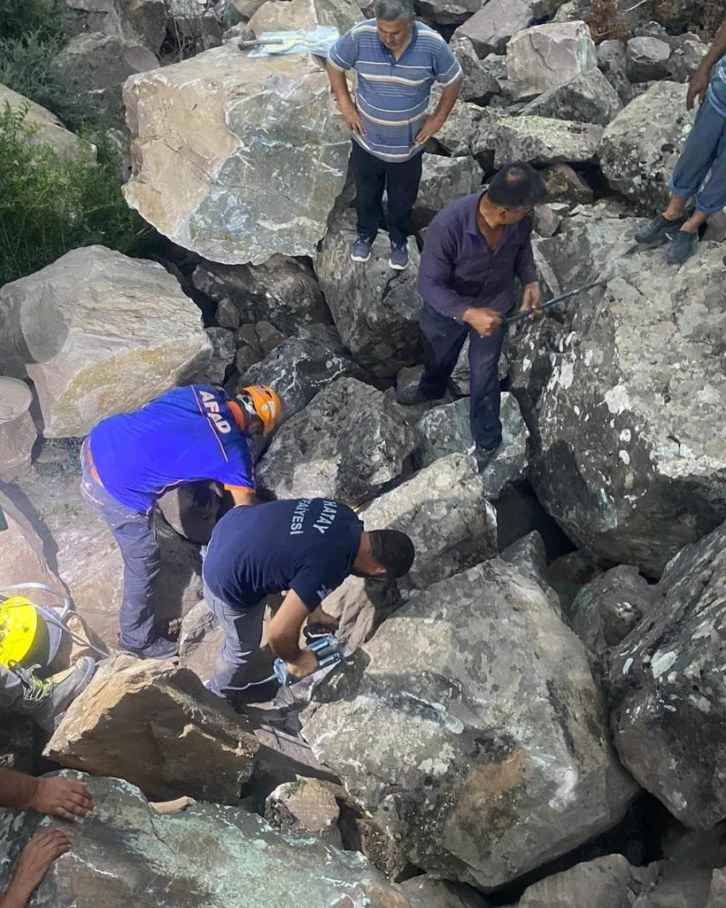 Devasa kayaların arasına sıkıştı! Ekipler de şaşkına döndü - Resim: 1