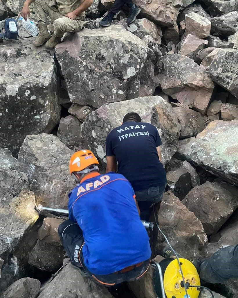 Devasa kayaların arasına sıkıştı! Ekipler de şaşkına döndü - Resim: 4