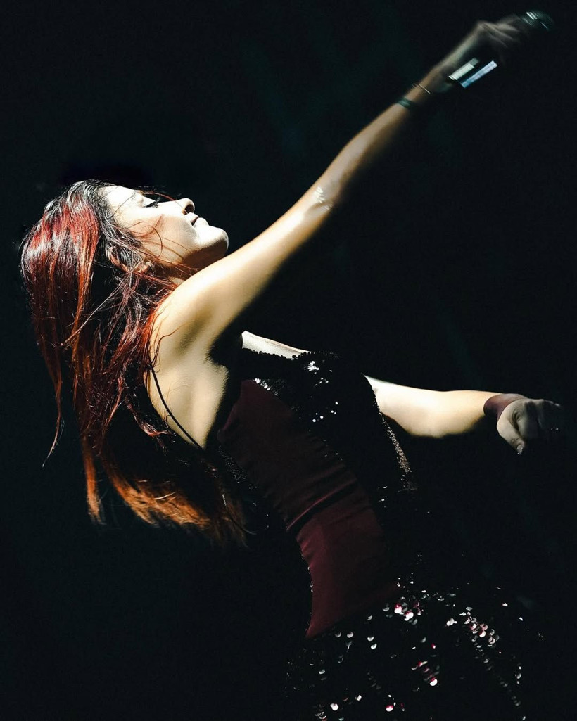 Ünlü şarkıcı Melek Mosso sahnede kafa üstü düştü! "Dua istedi"... - Resim: 4