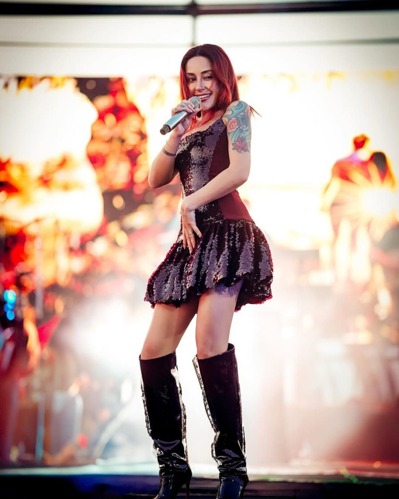 Ünlü şarkıcı Melek Mosso sahnede kafa üstü düştü! "Dua istedi"... - Resim: 1