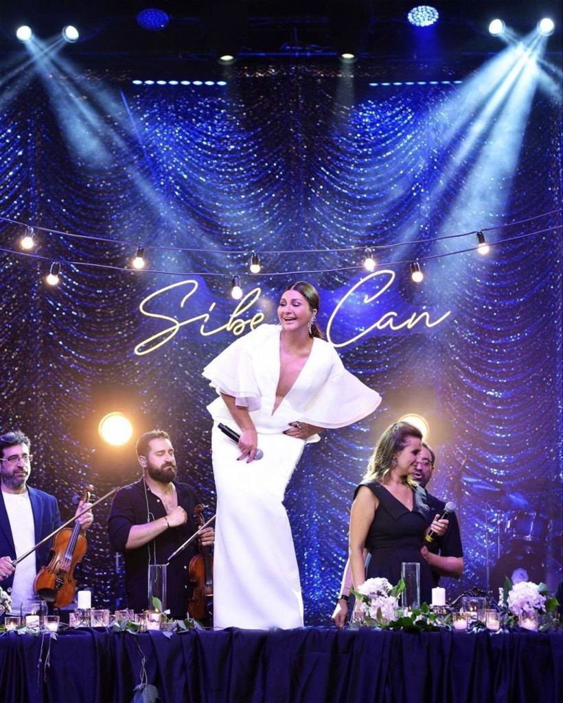 Ünlü şarkıcı Sibel Can, Emir Sarıgül ile evlendi iddiası konuşulmuştu! Çift yemekte yakalandı - Resim: 2