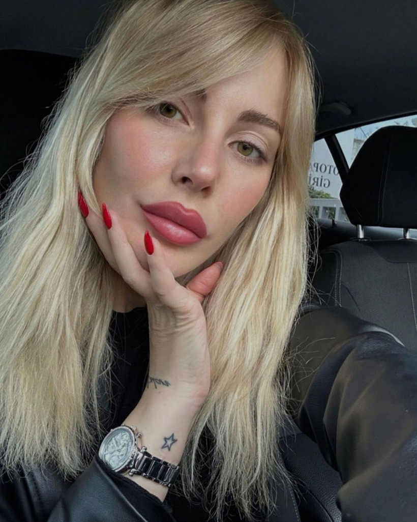 Ünlü spiker Hande Sarıoğlu, 'parayı bastım yaptırdım' dediği göğüslerini gere gere... - Resim: 1