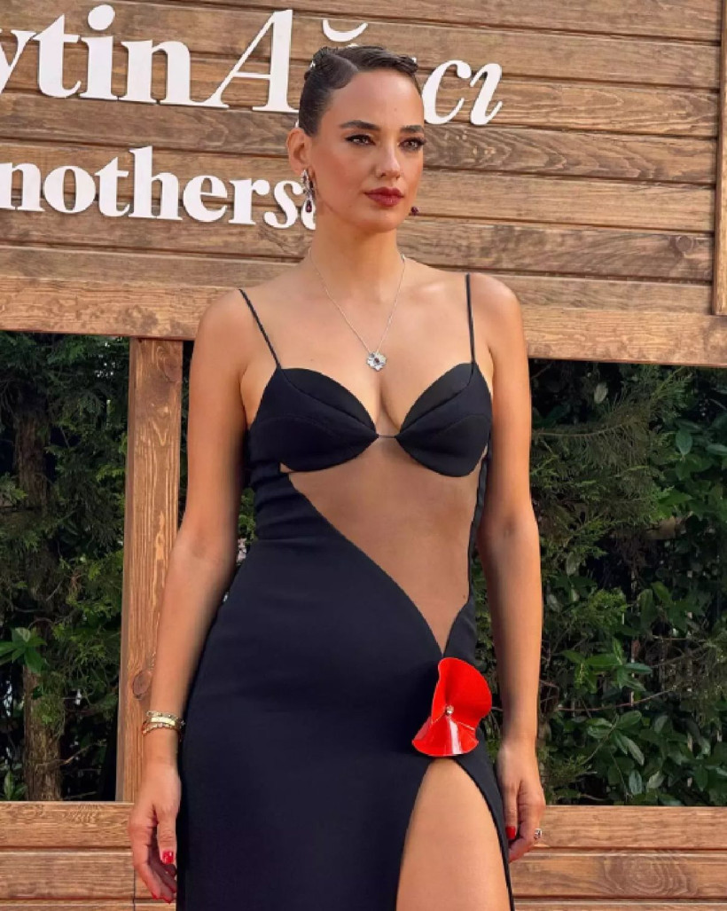 Oyuncu Seda Bakan'dan olay tarz! Siyah elbisesine yorum yağdı... - Resim: 1