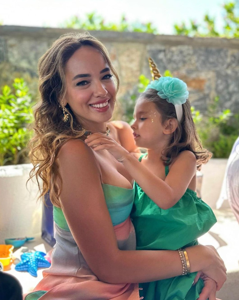 Saçı, makyajı ve derin yırtmacı olay oldu! Zeytin Ağacı galasında Seda Bakan gözleri üzerine çekti - Resim: 4