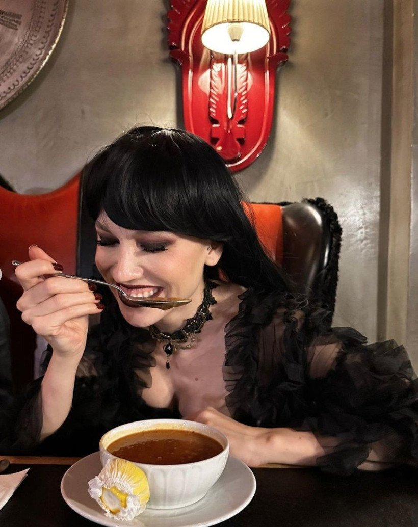 Duygu Özaslan, minisiyle eşinin kucağında poz verdi yorumlar yağmur oldu! "Zorsun ahir zaman" - Resim: 2