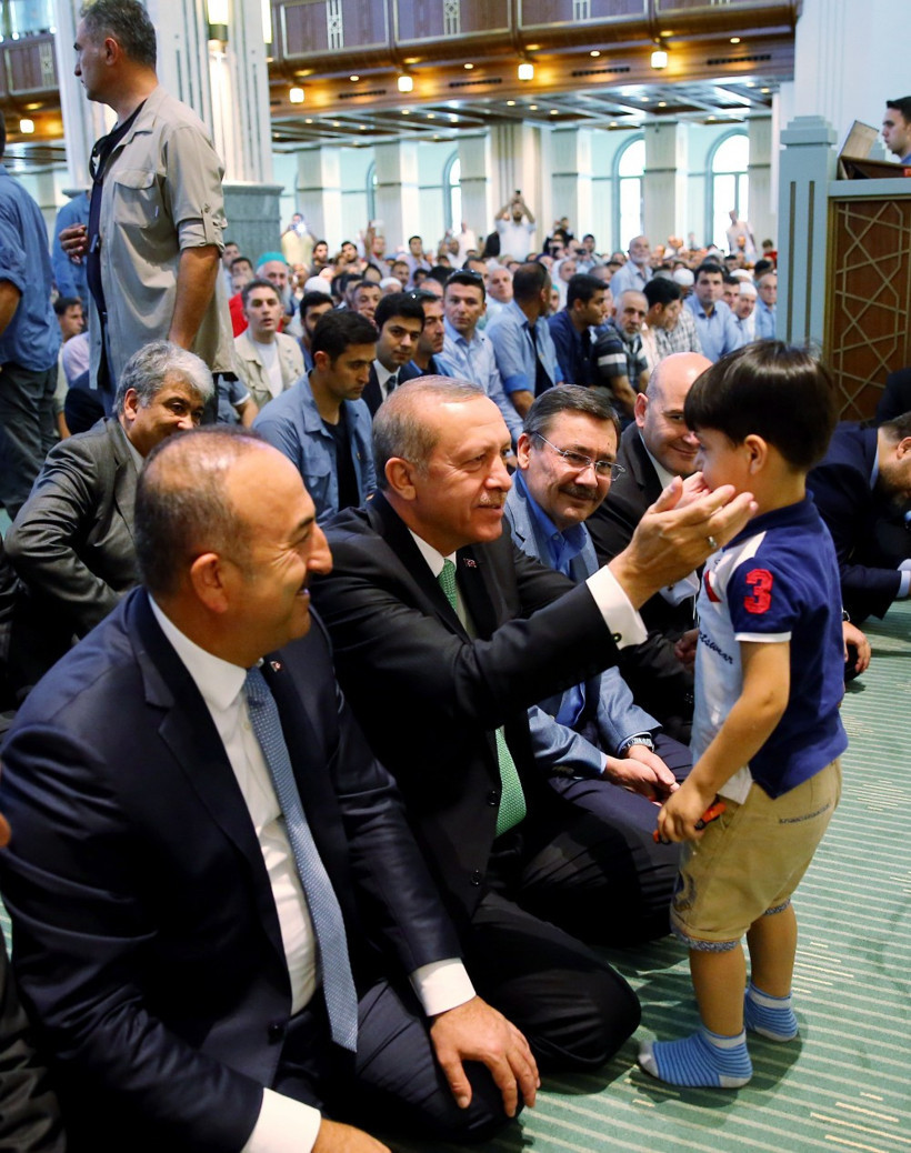 Erdoğan hutbe dinlerken yanına geldi ve... - Resim: 2
