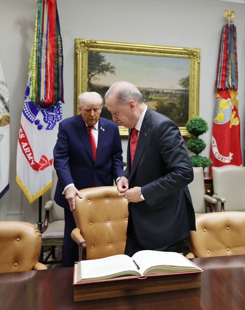 Erdoğan ile Donald Trump'ın görüşmesinde öyle bir fotoğraf var ki... Trump koltuk çekti - Resim: 3