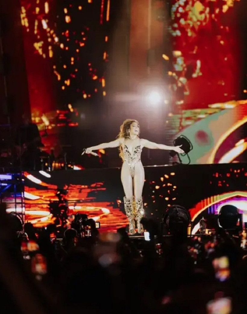 Muhteşem enerji ve dans şovları! Jennifer Lopez rüzgarı esti - Resim: 1