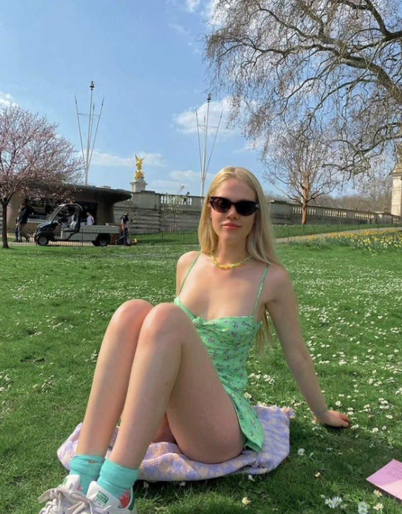 Serel Yereli'nin büstiyerli pozuna yorum yağdı 'Küçük gelmiş, göğüslere ulaşamamış!' - Resim: 3