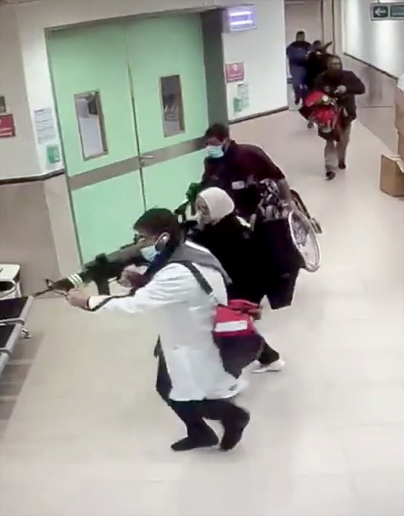 Hasta ve doktor kılığına girip hastaneye sızdılar, insanları acımasızca katlettiler - Resim: 1