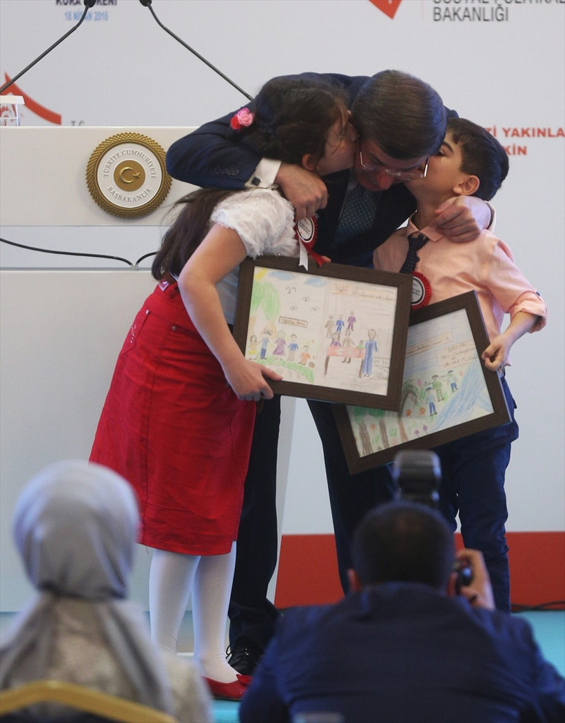 Şehit çocuklarının hediyesi Davutoğlu'nu duygulandırdı! - Resim: 2