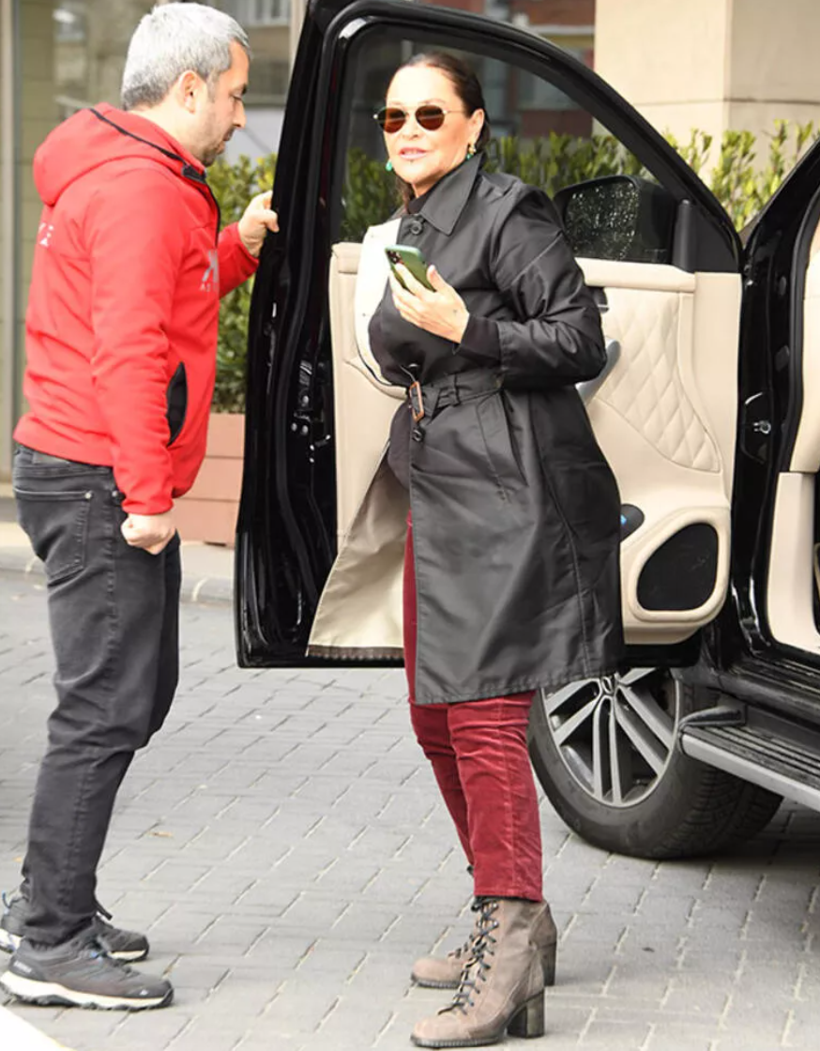 Dudak uçuklatan teklifi duyan Hülya Avşar bakın ne yaptı! Telaşlı hali herkesi şaşkına çevirdi - Resim: 1