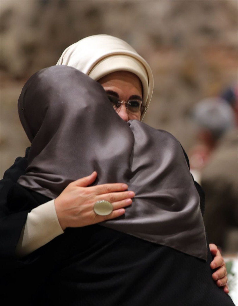 İftar programında duygusal anlar! Azra Gülendam Haytaoğlu'nun annesi Emine Erdoğan'a sarılarak ağladı - Resim: 2