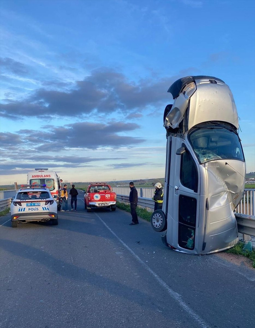 İlginç kaza! Bariyere çarpan araç dik durdu - Resim: 2